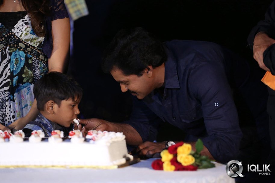 Sunil-Birthday-Celebrations-with-Bheemavaram-Bullodu-Team